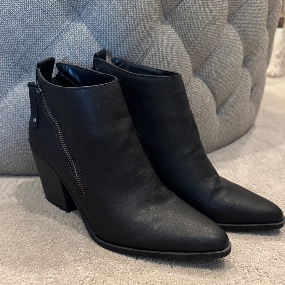 Universal Thread Black Ankle Booties